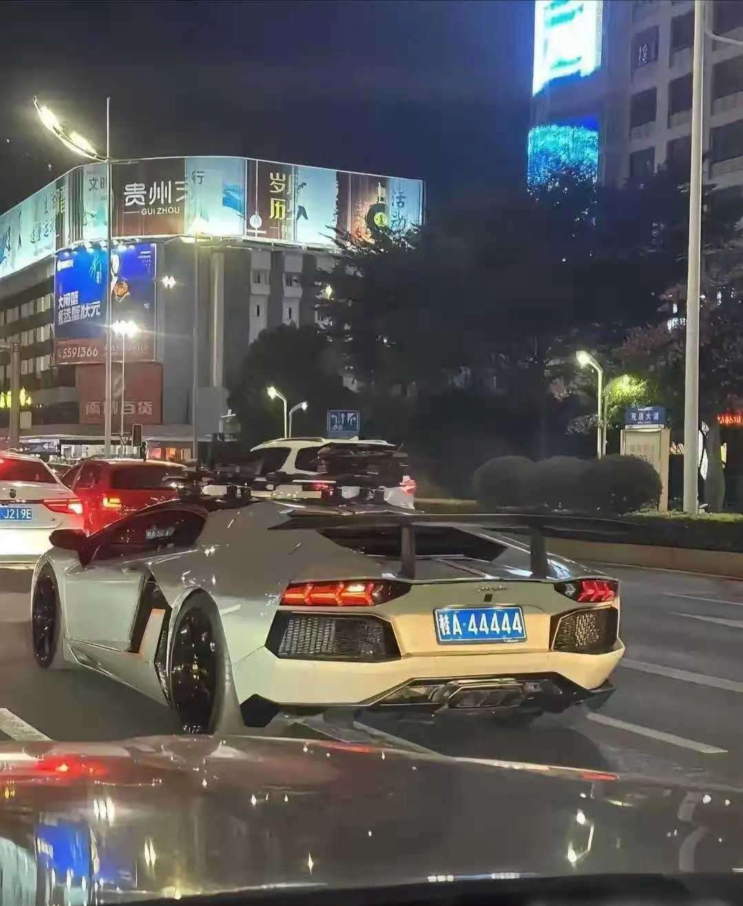 大哥，咱都这么有钱了，不换个车牌吗？