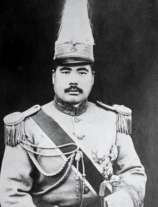 1949年新中国成立初期，百废待兴，军队整编与地方建设同步推进。曾率部起义的原国