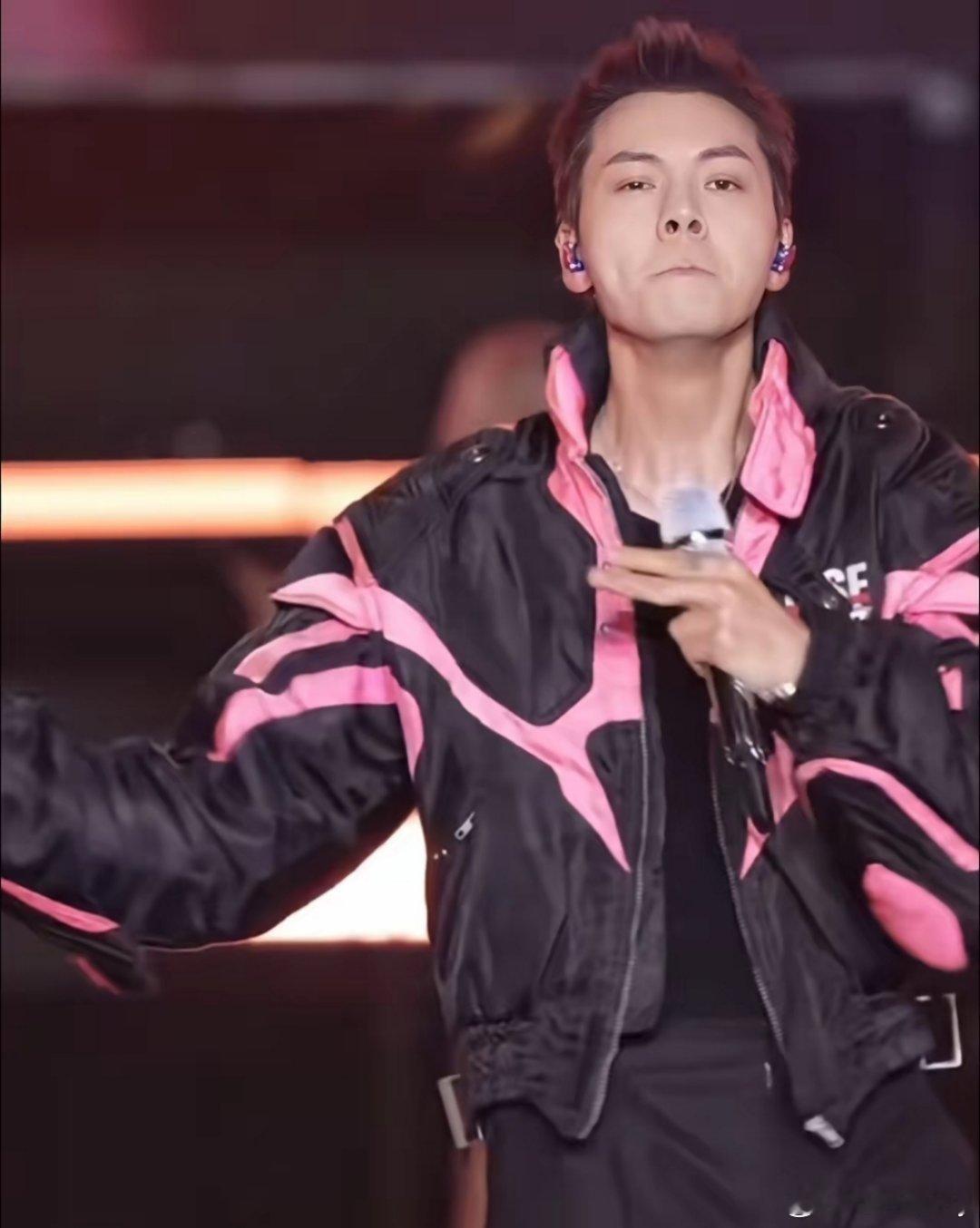 陈伟霆音乐节跳刀马舞，太嗨了！陈伟霆这次在南京江豚音乐节，又一次展现了自己的舞技