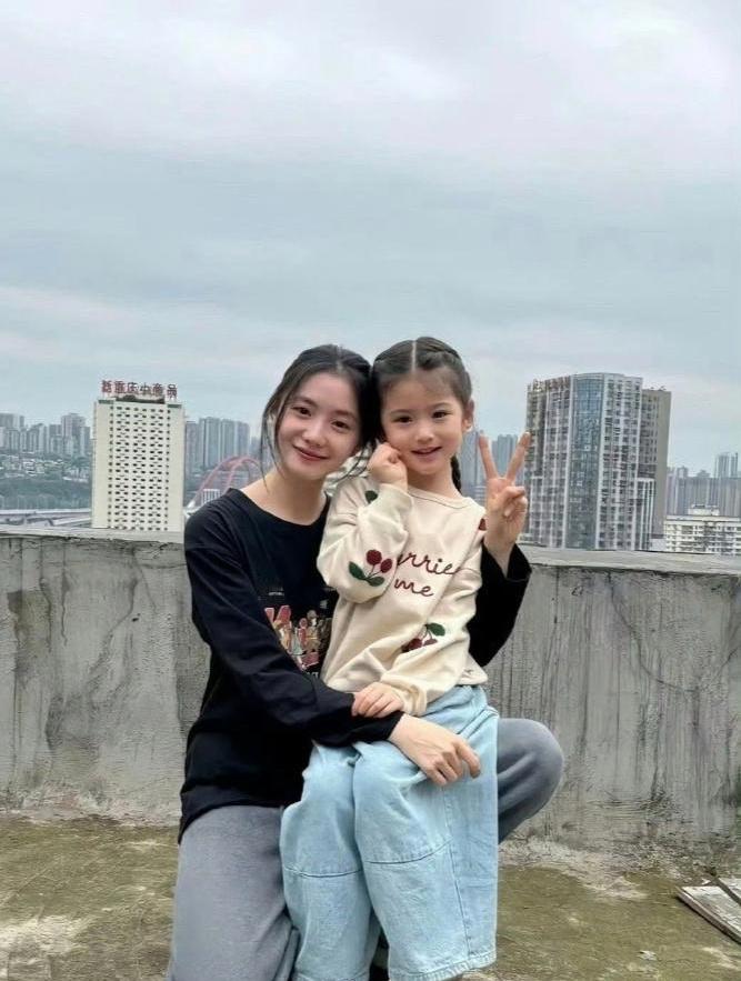 天呐好惊讶…刘浩存和周也的头跟小孩的差不多，比例好好呀​​​