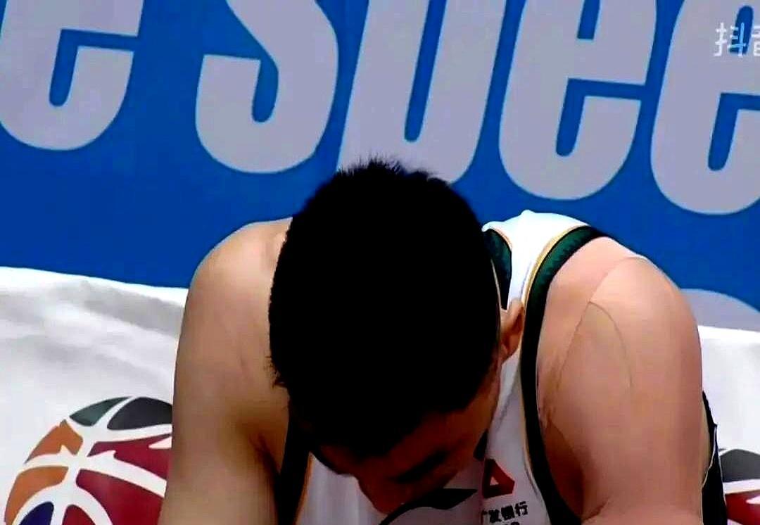 辽宁男篮给李晓旭办送别仪式的同一天，赵继伟悄悄把所有跟球队有关的认证都清了，没有