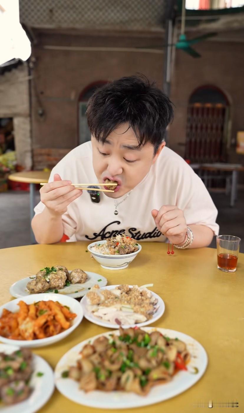 刘雨鑫走进中山村子里的小饭店吃早餐，看见只有老板娘一个人，直接进了厨房，老板娘说