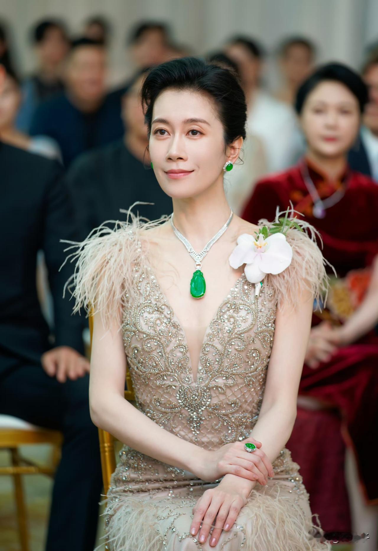 现在只要还在热播剧里露脸的、年纪稍大一点的演员，都被媒体称为老戏骨，女演员里刘敏