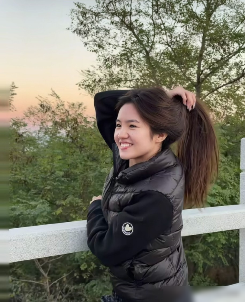 人红了，亲戚就冒出来了。《变形计》那个全网宠的农村女孩李勒优，被曝跟大连晋妈彻底掰了。导火索特俗：借