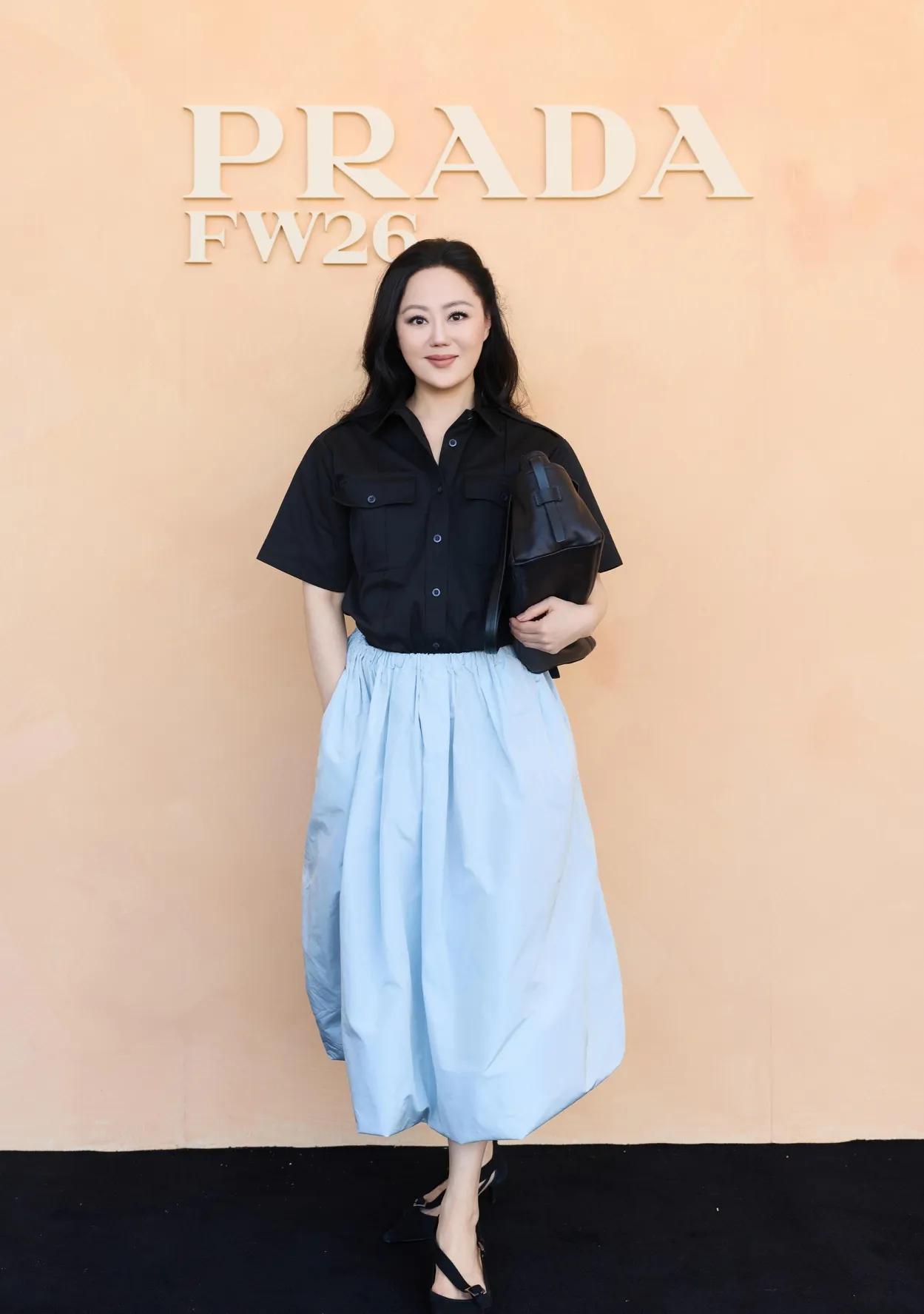 被章小蕙这身穿搭狠狠种草！经典黑衬衫搭配浅蓝花苞半身裙，简约不简单，藏肉显瘦