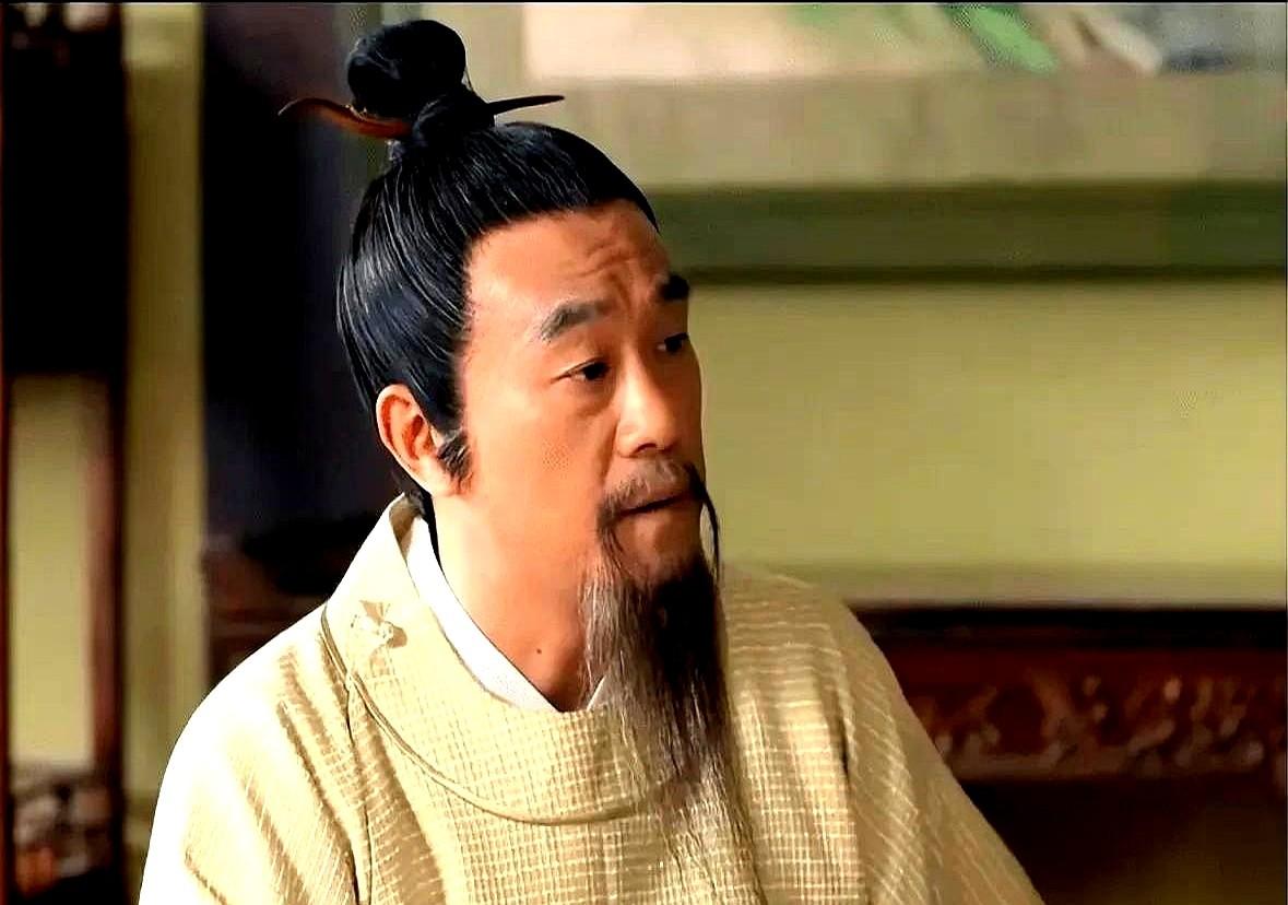 你想那个画面，儿子是上司，爹是下属。明朝的杨廷和，12岁中举人，19岁中进士