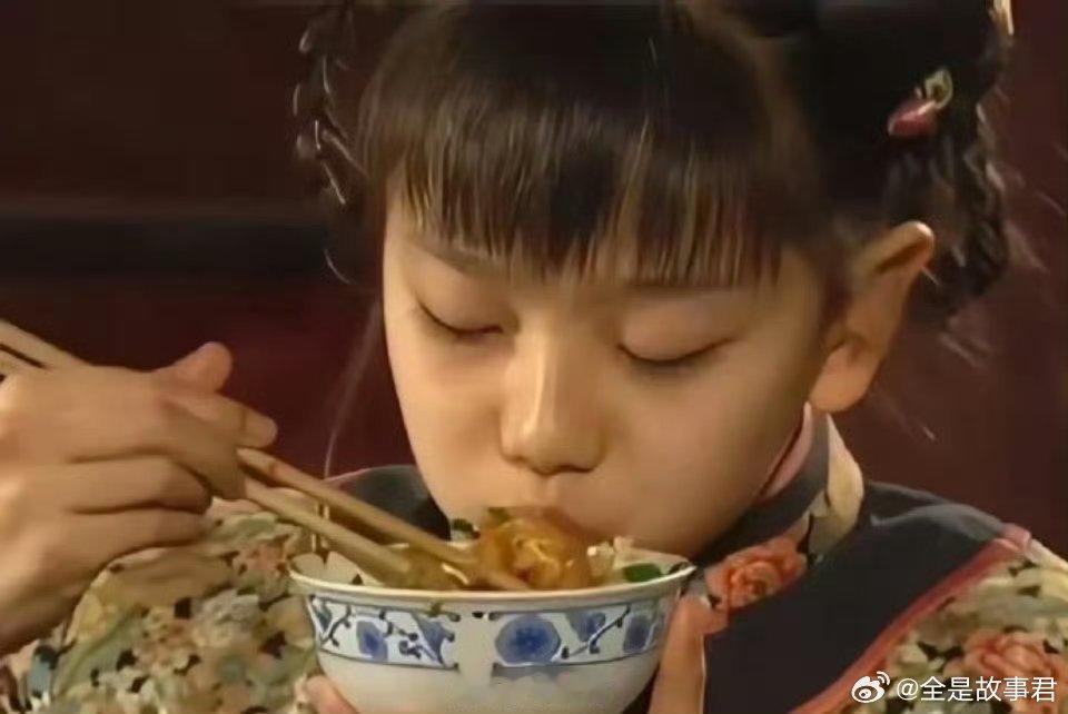 拍摄《还珠格格》时，因缺乏仿真菜，琼瑶坚持全用真菜进行拍摄。​​​​