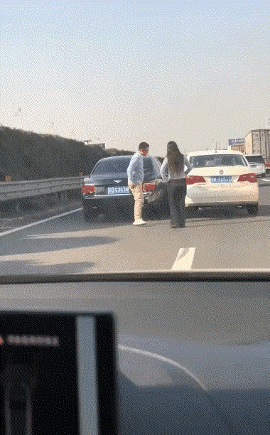 开车要时刻注意安全啊，尤其是在高速上。