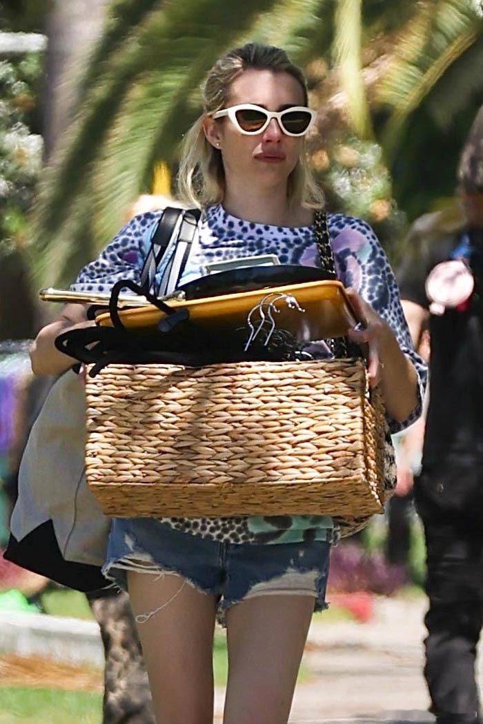 EmmaRoberts艾玛罗伯茨和老公CodyJohn在洛杉矶外出，两人搬了