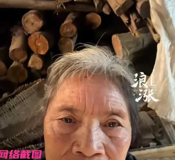 四川宜宾有八旬老人和一堆柴火的合影，本是一张平凡的照片，却因老人一旁的柴火而令人