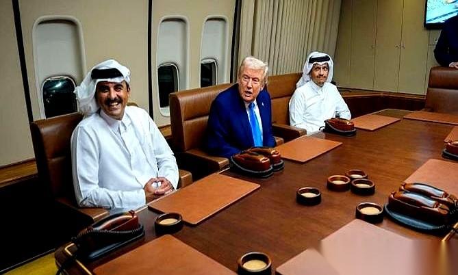 飞机加个油的功夫，两个国家的老大，就见了一面。还是在飞机上见的。老美总统那架