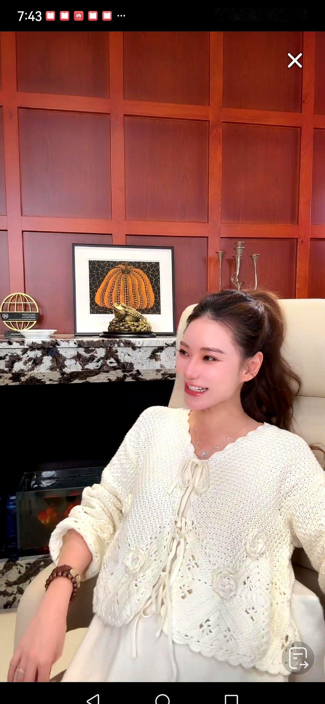 马筱梅，太搞笑了！刚才直播给乐乐化妆，边扑粉底边说他有豆豆要内调，还提白头发。乐