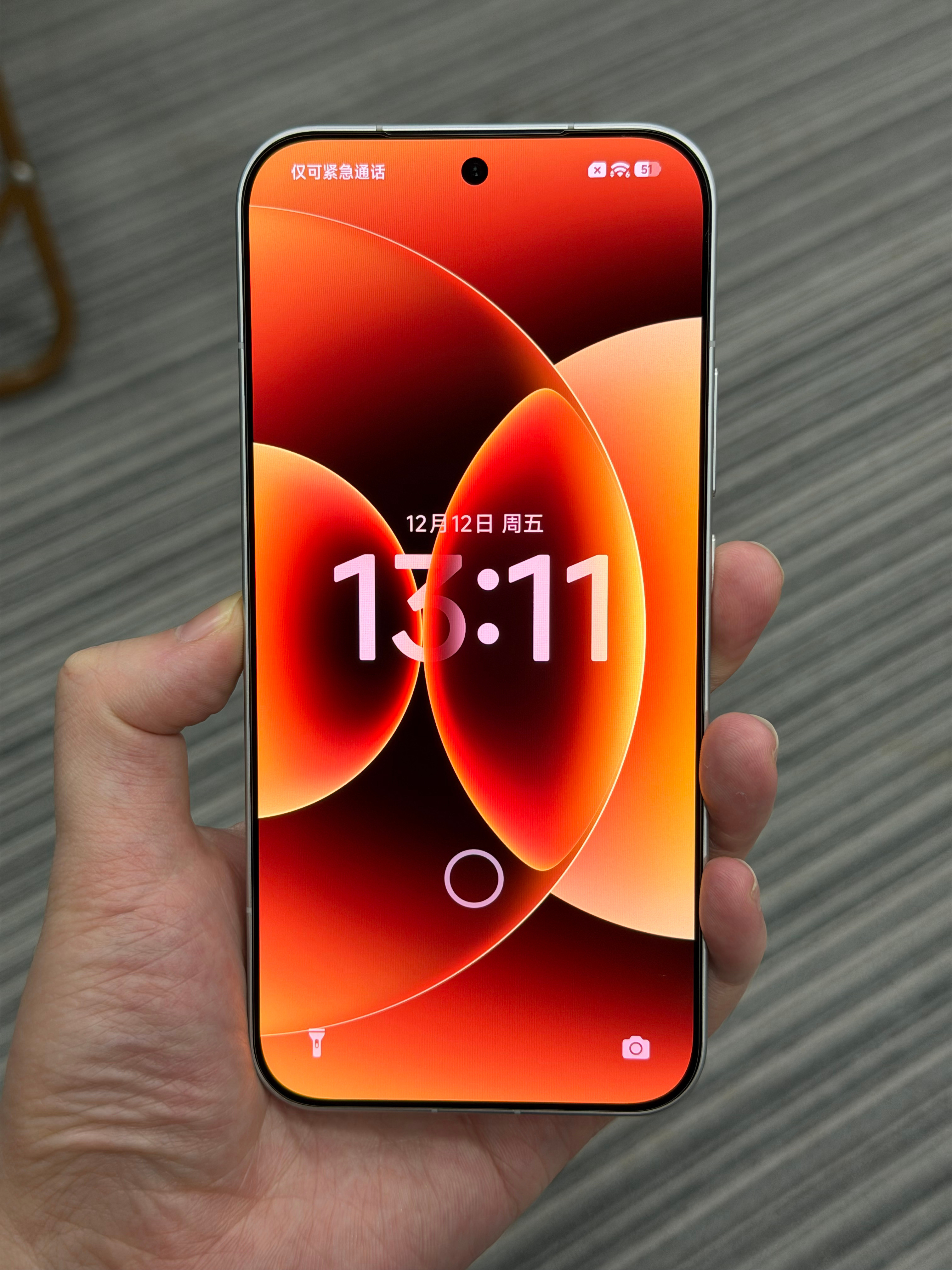 兄弟们，爆哥真是个做膜的神人，这张钢化膜薄的跟一张软膜一样它居然还做了AR