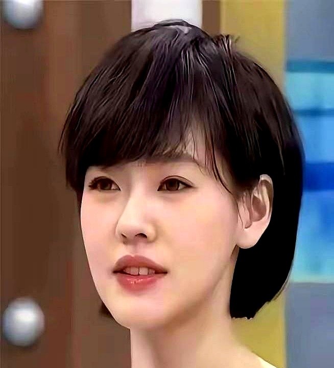大S说自己比妹妹美，小S竟然老老实实默认了这么多年。其实生完第一胎刚复出那阵子，小S脸型小巧饱满，气