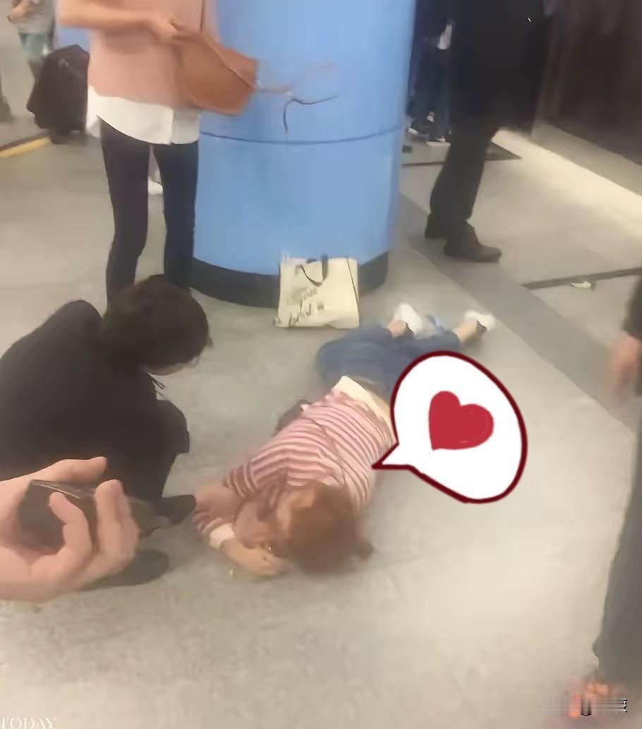 南京地铁站一幕看哭无数成年人！32岁女子突然晕倒，真相远比想象扎心。南京清