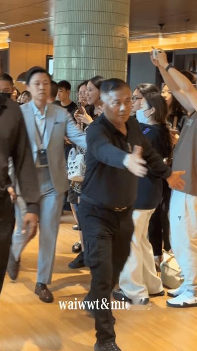 2.27日，孙颖莎出发去参加比赛，酒店安保非常到位。今天晚上6点35分，莎莎