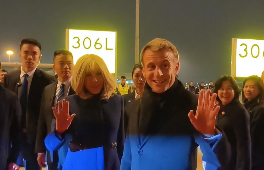 马克龙到成都了。他夫人换了身蓝色外套。两人在国旗前合了影。这些场面上的事