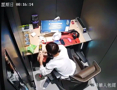 万万没有想到，一小伙去网吧包间上完网后离开，随即网吧工作人员进入小伙用过的包间内