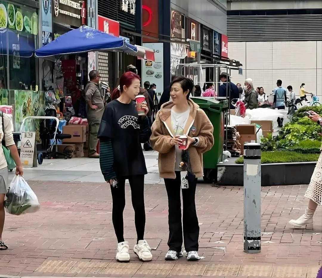 老天呐，差点没认出来，两个女神都比电视上好看一百倍！