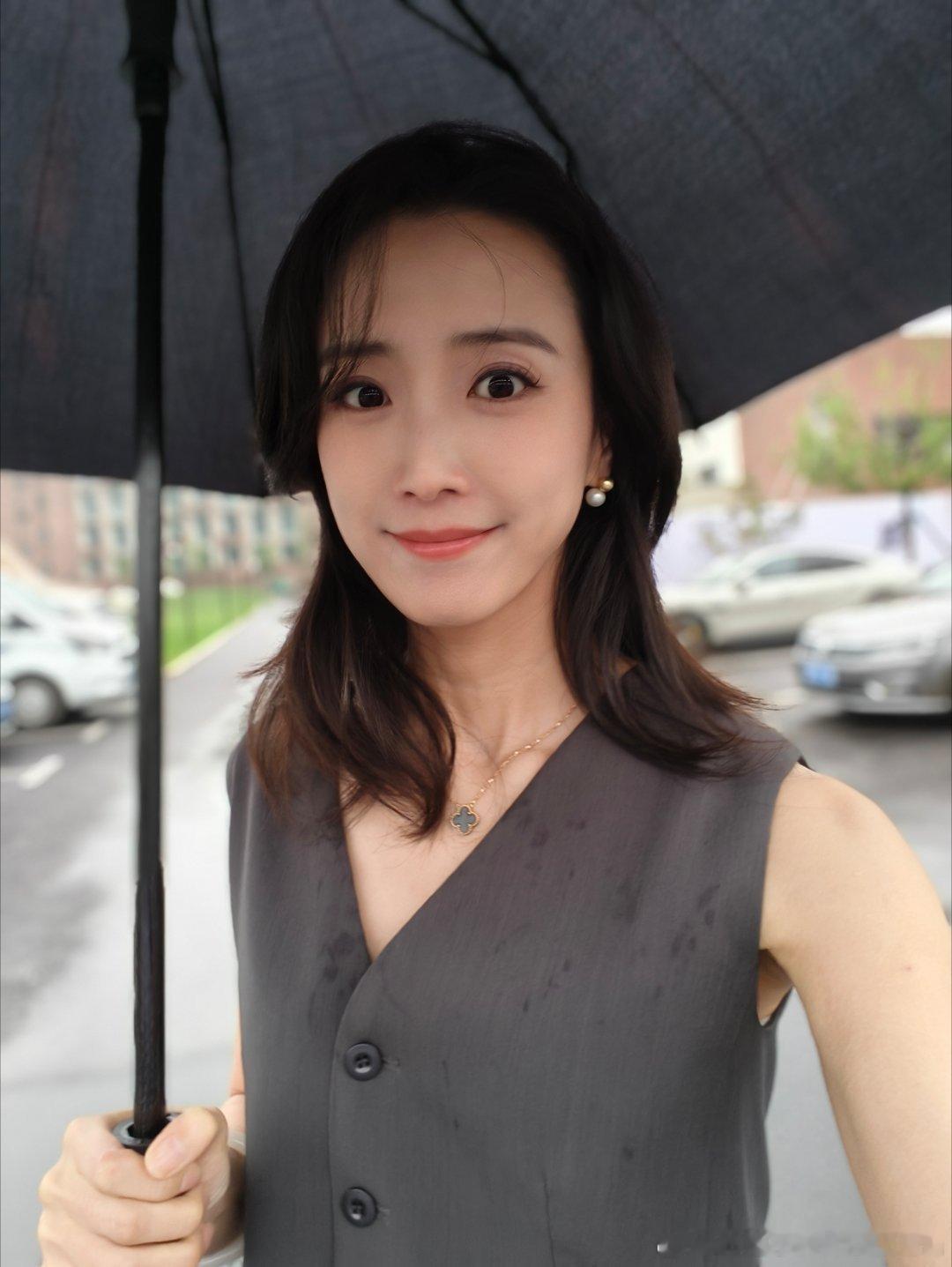 今天这雨啊一直不停，金山岭冷到我瑟瑟发抖[哭哭]京承高速是遇到两位勇士，真佩服～