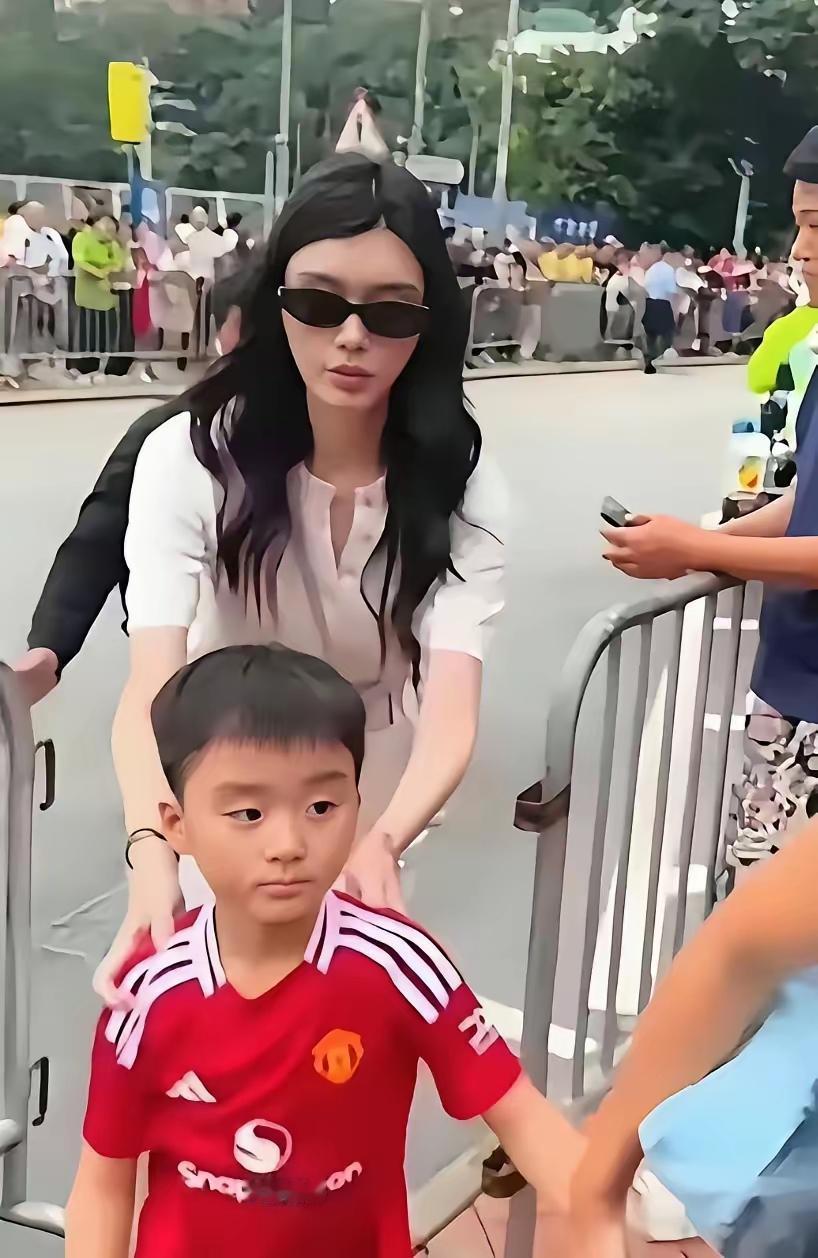 我天呐，奚梦瑶生的儿子和何猷君长得也太一样了吧！这孩子真的是特别的帅气，而且眼