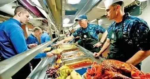 美军航母上水平的伙食，真的太丰盛，怪不得美军个个都超重！甜嘟爸爸想说，俄罗斯解