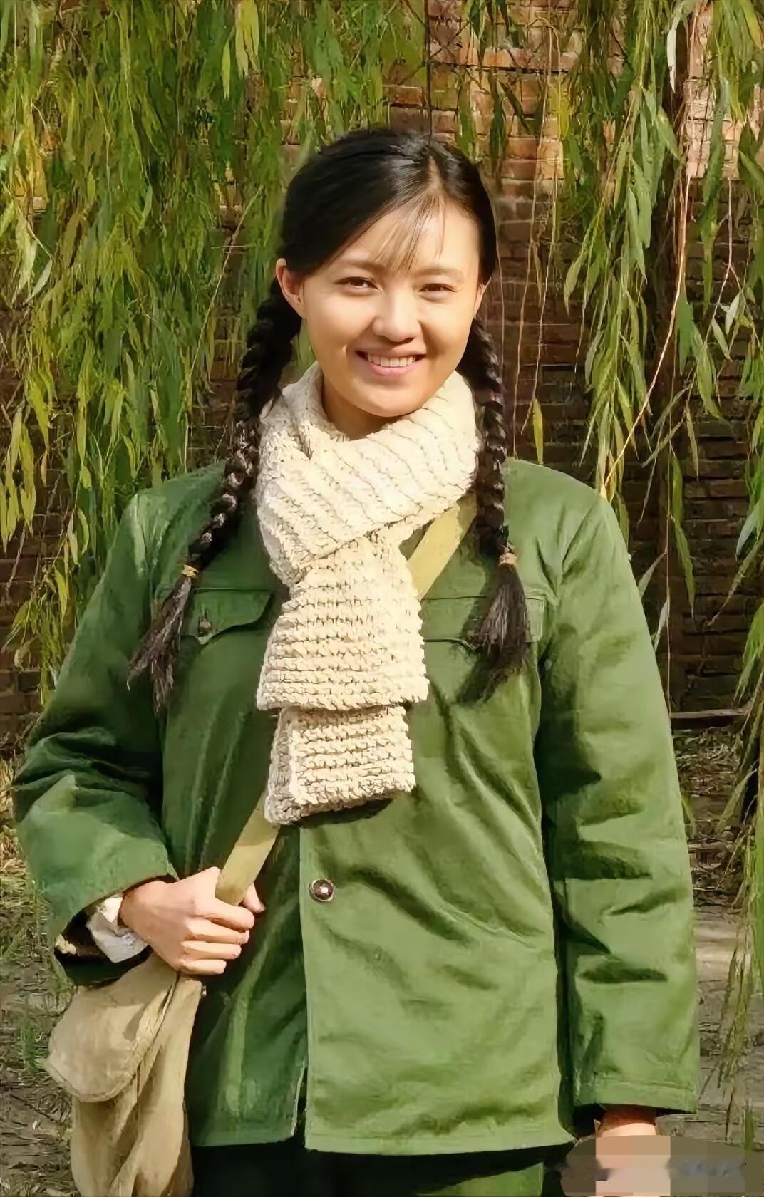 她好美啊，给人的第一感觉是太温柔了吧，像冬日里的暖阳，这长相和气质绝了，属于女明
