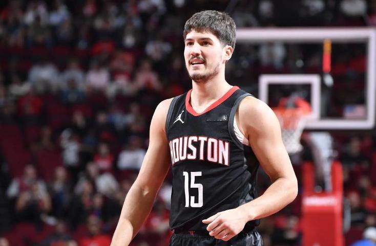 谢泼德真的是扶不起！虽然常规赛偶有闪光点，但到了季后赛，身材短板彻底成了死穴，