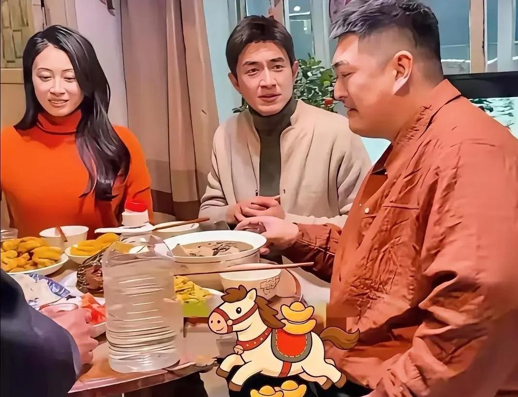 林更新和赵本山儿子赵大牛这顿东北老乡局，比那些摆拍晚宴好看一百倍。镜头里没有龙虾鲍鱼，就是一桌子家常