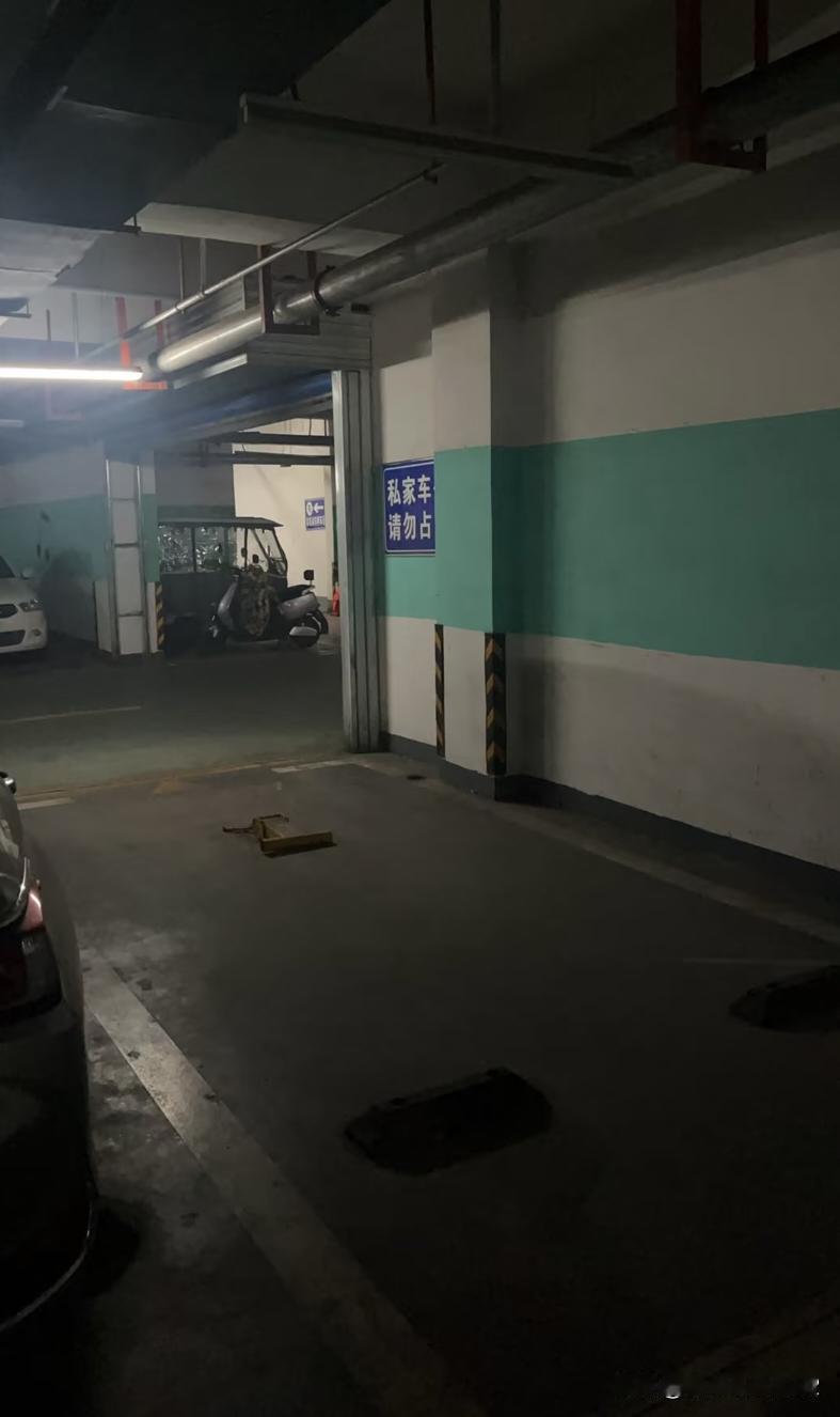 想在墙上装充电桩隔壁车位开始操作上了。自己的车位靠墙，想把充电桩装墙上这样也不