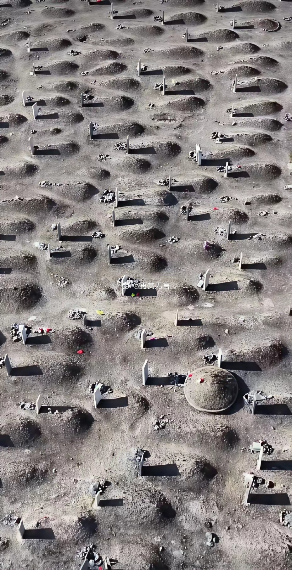 这里是山西繁峙的代保村，当地老人说，从元代开始，杨家后人就一代代安葬在了这片叫盘