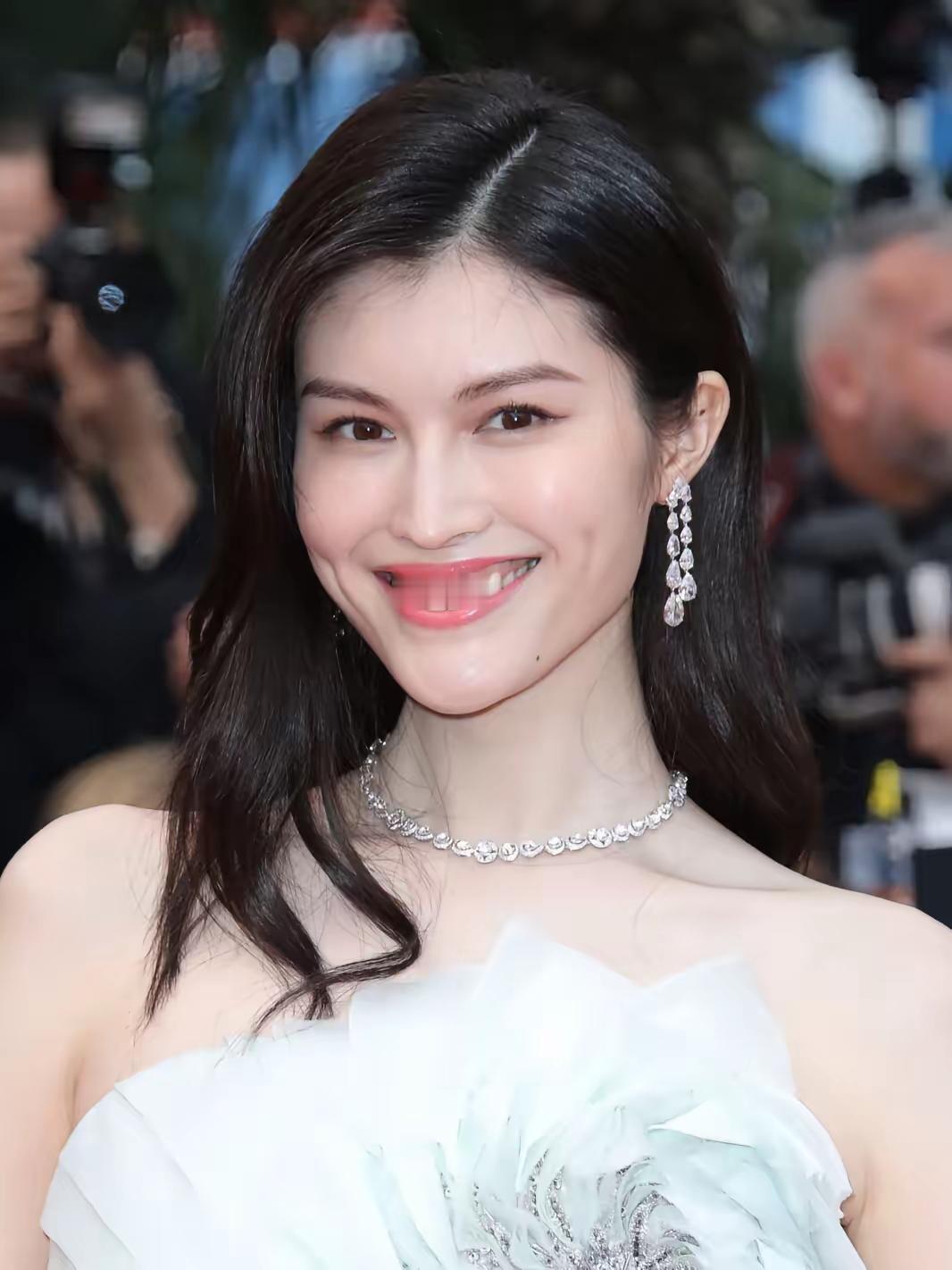 何穗这个人，完全经不起细究，​因为仔细一查，就会发现，她这个人实在是太稳了。