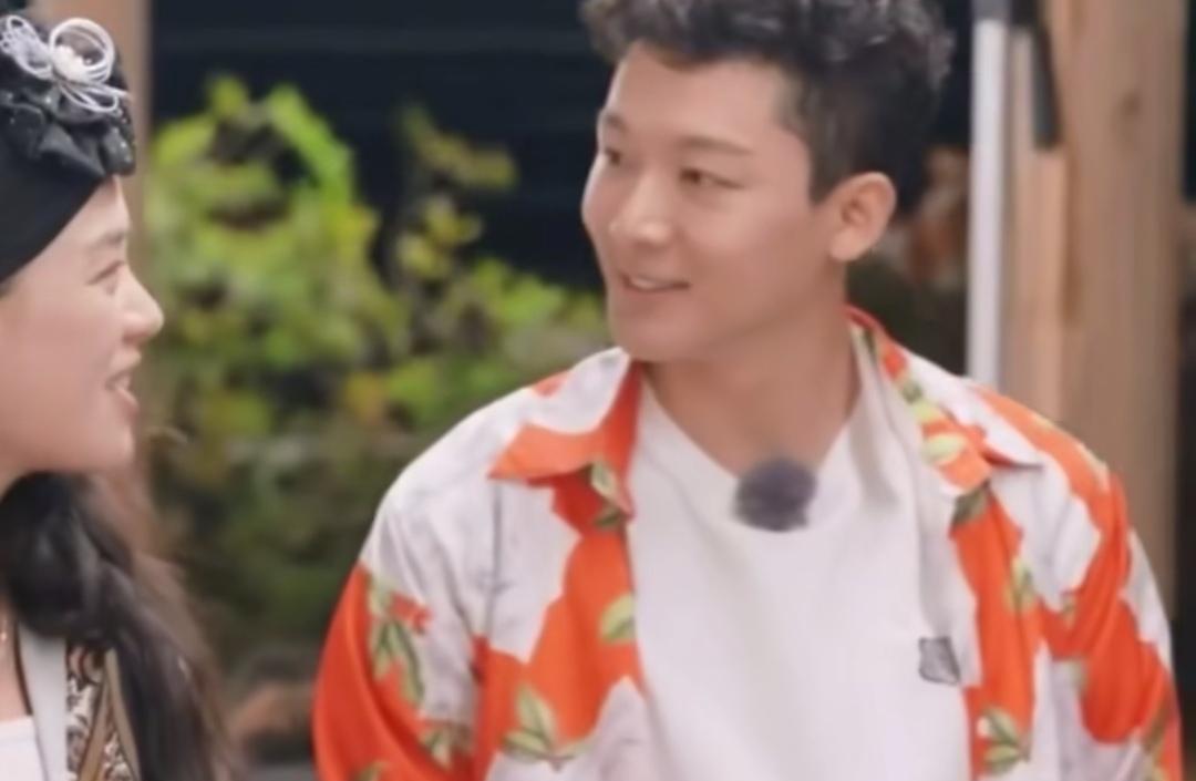 马思纯看着张晚意穿的花衬衫，没开口直接先笑了起来，马思纯：“你像那个番茄蛙”，张