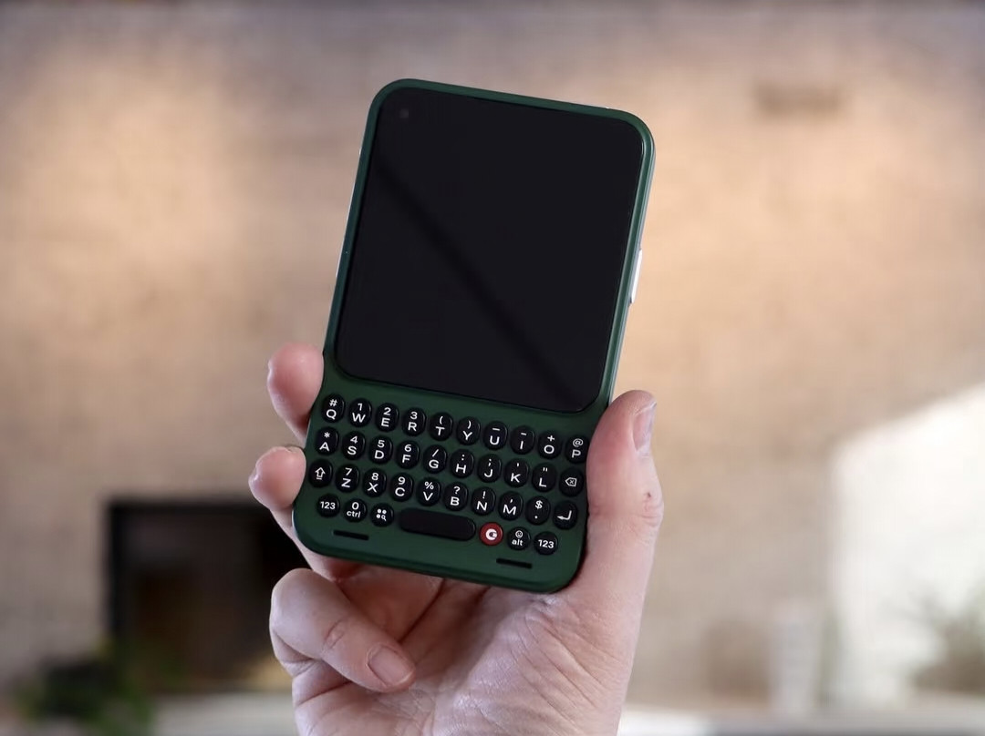 最近Clicks这个实体键盘手机挺火的，有当初黑莓那复古味了，单纯从手机来看的话