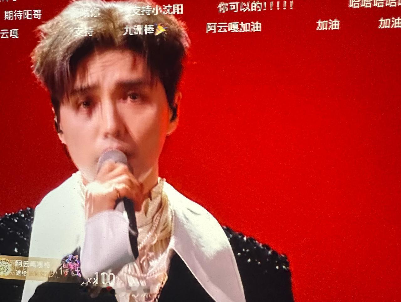 阿云嘎初舞台一开嗓，就知道专业和业余的差距在哪了。他的声音一出来，整个舞台的质