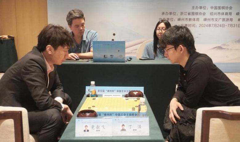 都说丁浩是“最稳棋手”，却没人提他的刀有多快。今年23场赢20场，连拿倡棋杯、