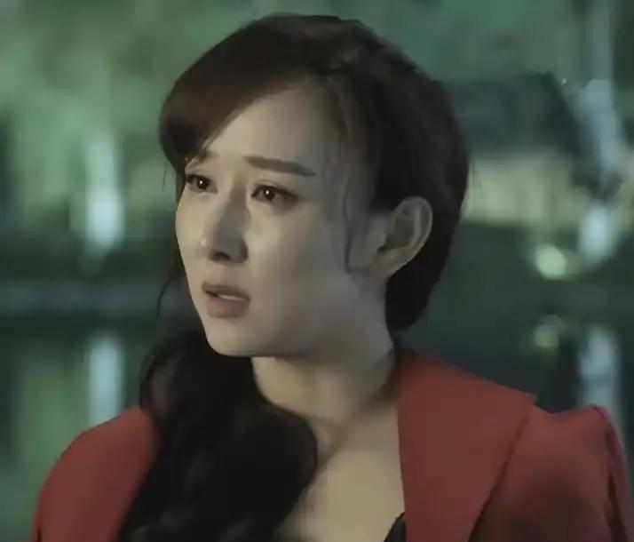 祁同伟咽气前最后一句话，不是忏悔，是颗核弹。他指着侯亮平的脸，血沫堵着喉咙吼：