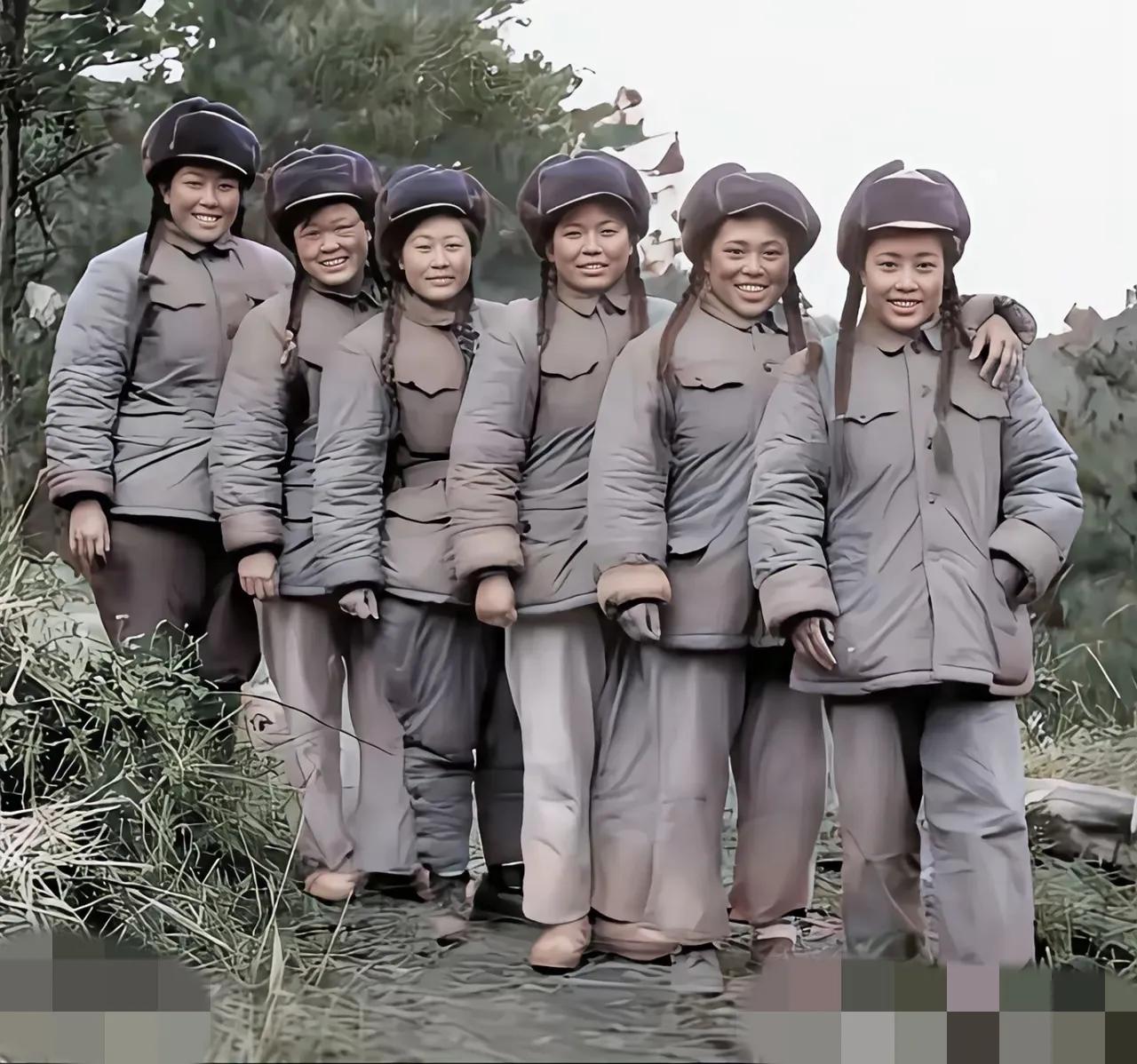 这才是真正的志愿军女兵，这张照片是上甘岭战役结束后，在阵地前沿拍摄。这是在195