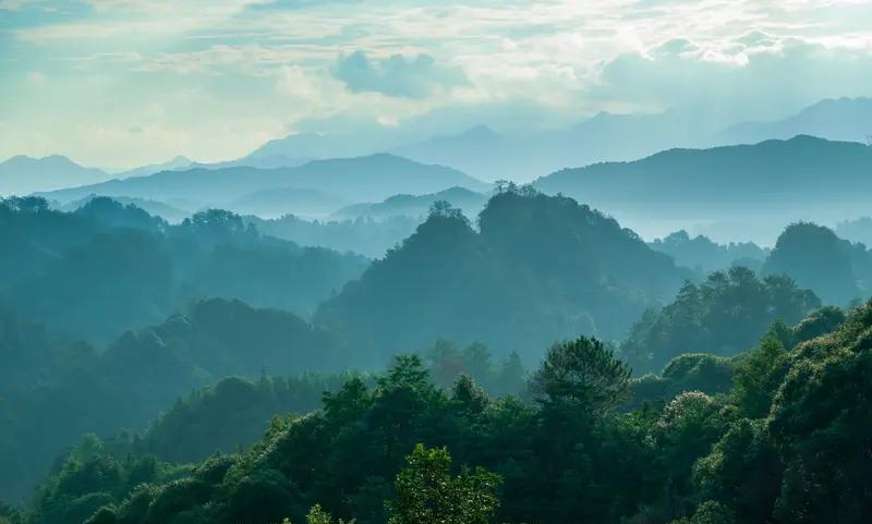 #治愈系风景分享#《七律·山间晴色》/马进鹏晴光泼就满川明，云絮堆成玉盏轻。