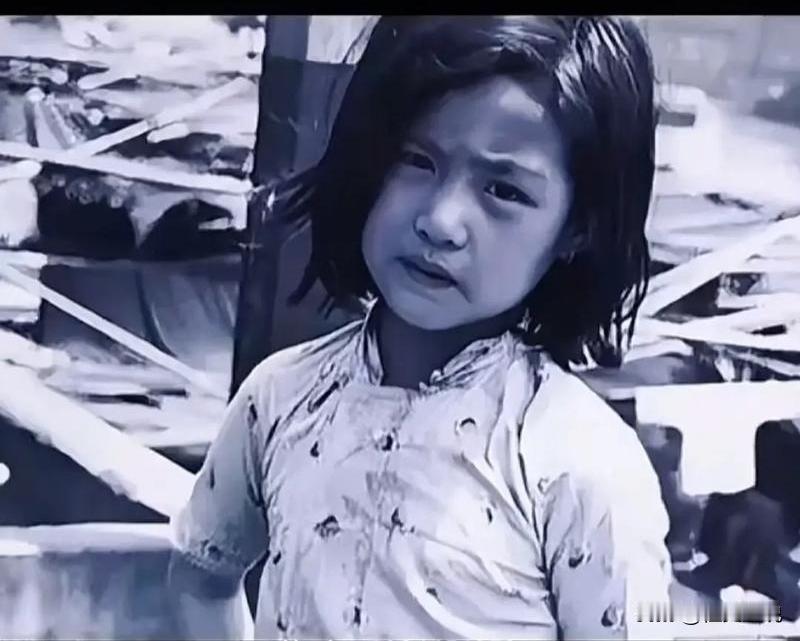 1937年，一个小姑娘落到了鬼子手里，鬼子急不可耐地就要霸王硬上弓，谁知，小姑娘