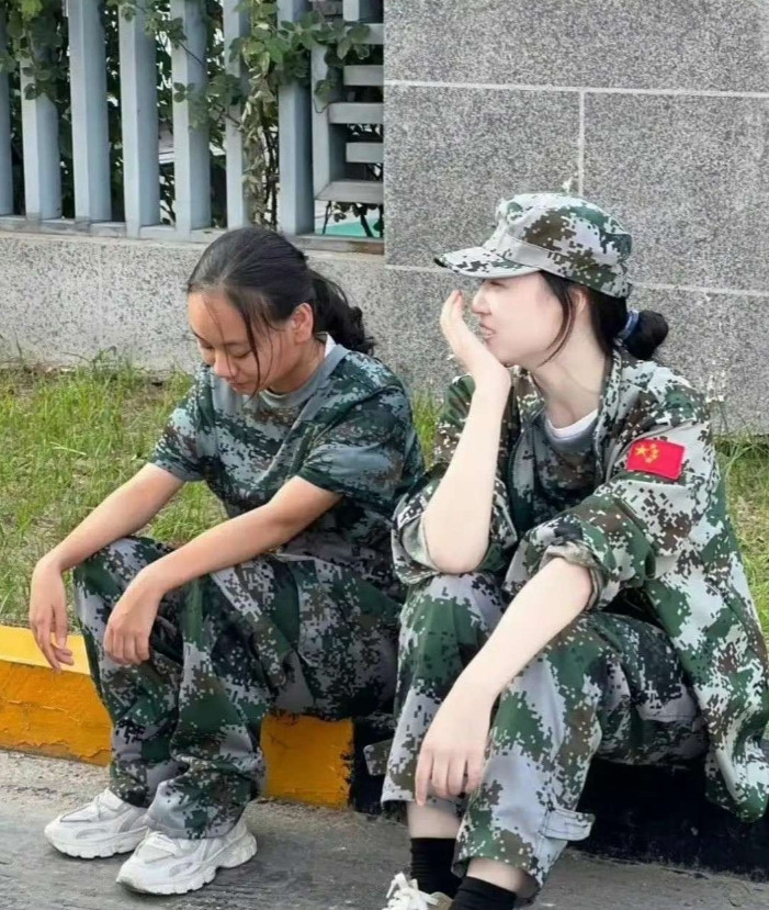 一白遮百丑，颜值差不多的两人皮肤白的优势太大了