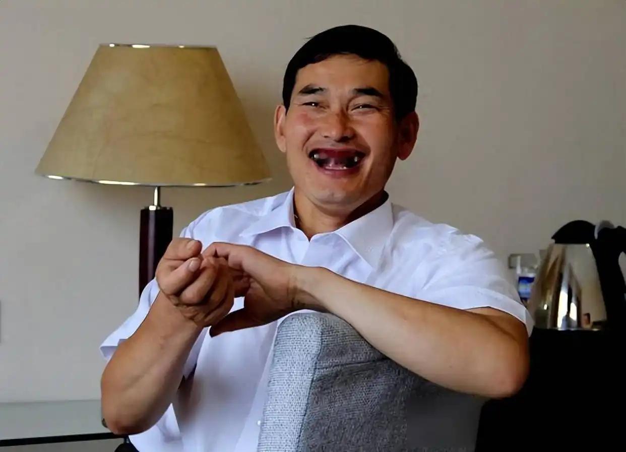 朱之文坦言：“说实话，我根本不缺钱。”记者反问“不缺钱为啥还天天跑商演”，朱之文