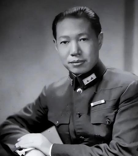 1954年，国民党上将熊式辉在泰国的工厂倒闭后，在蒋经国的斡旋下，允许他回台湾生