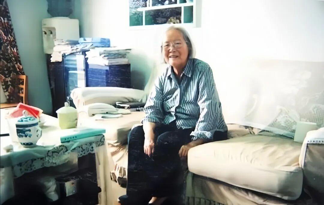 2003年，北京，傅作义长女傅冬菊的晚年留影。镜头下，她安坐在布艺沙发上，一身