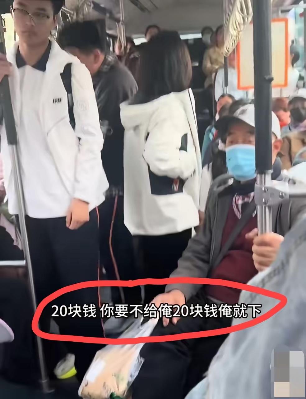 4月11日，山东济南。大妈带孩子拿着氢气球乘公交车，遭司机拒载后，大妈拒绝下车：