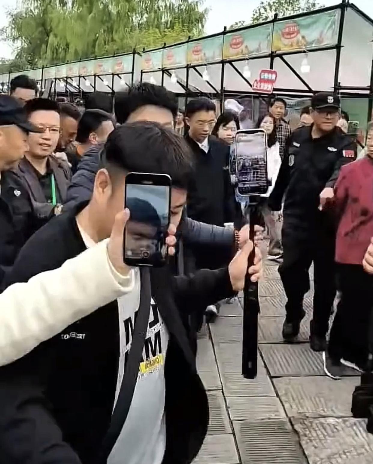 你敢相信吗，这就是前几年翻唱“诺言”的那个山东荷泽小伙郭有才！现在一见面别人就