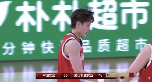 女篮落后29分球员偷笑引争议宫鲁鸣脸色铁青的时候，替补席上有人在笑。确实是在笑