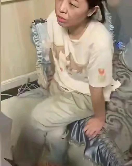这两天网络上讨论最多的就是河北沧州一个女子被丈夫家暴后死亡的消息！这照片就是死