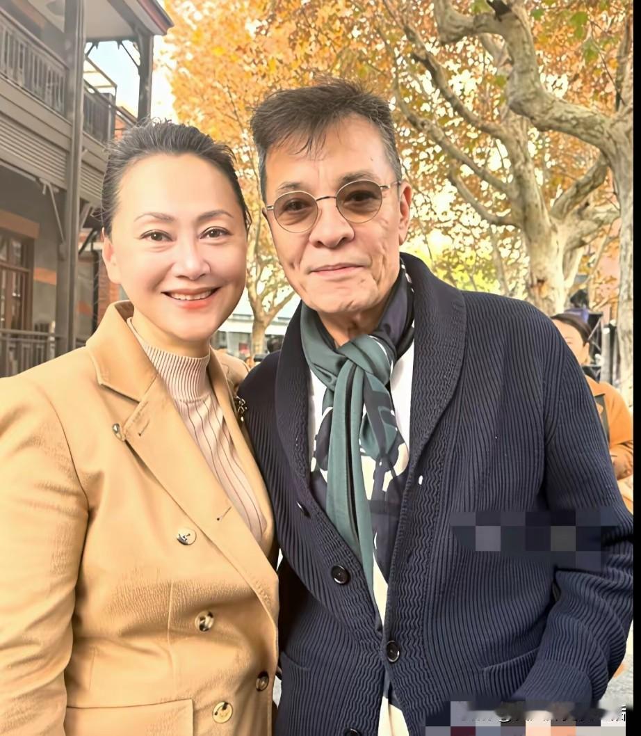 63岁的大宋佳还是这么美。因为母校上海戏剧学院80周年校庆，很多明星名人都回到