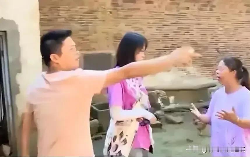 女人偷偷把家里仅有的20万拿给弟弟。她老公一气之下离婚。男子一个人上班养家，老婆